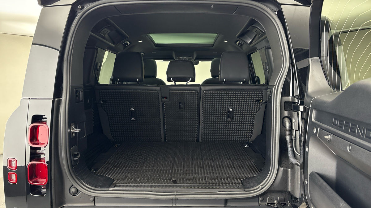 Land Rover Defender 110 Image 11