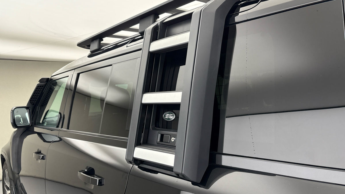 Land Rover Defender 110 Image 28