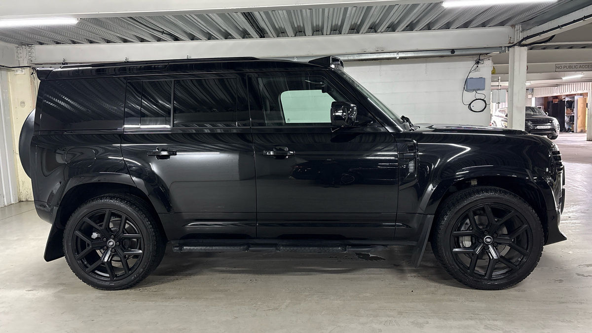 Land Rover Defender 110 Image 16