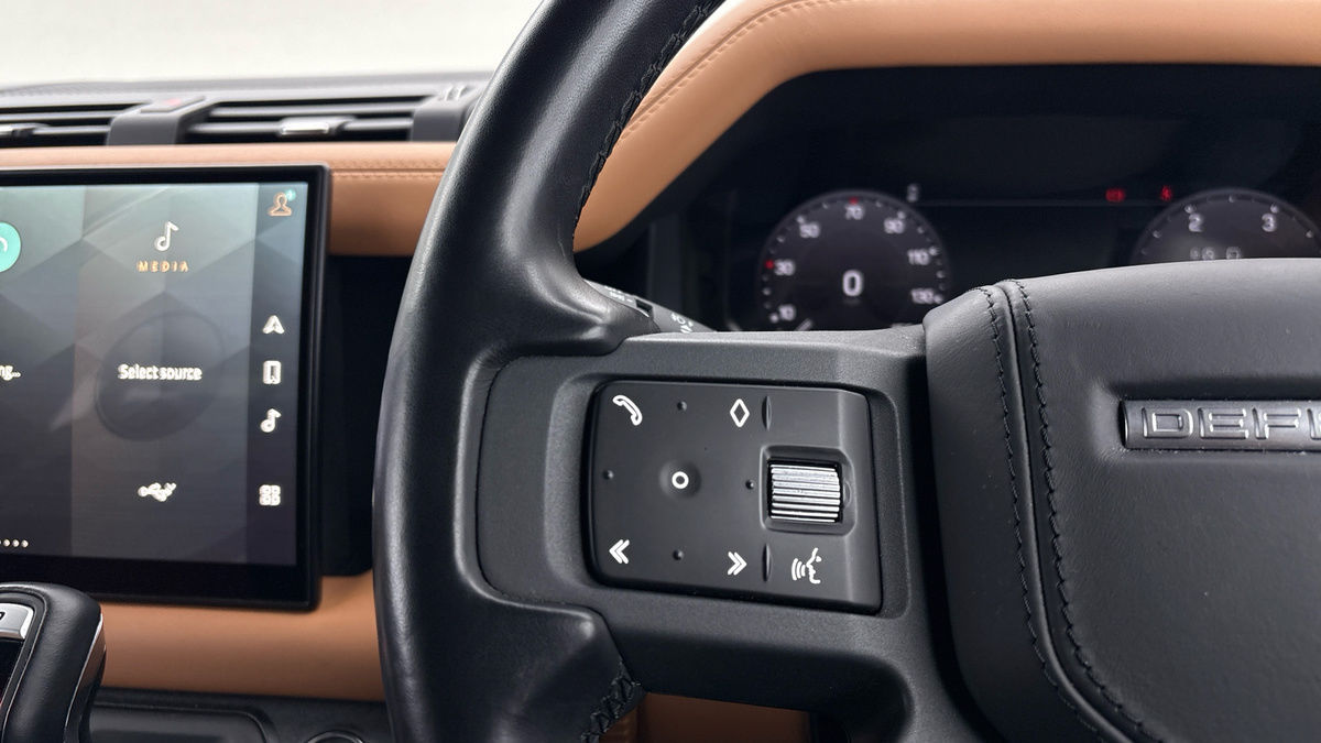 Land Rover Defender 130 Urban Image 13