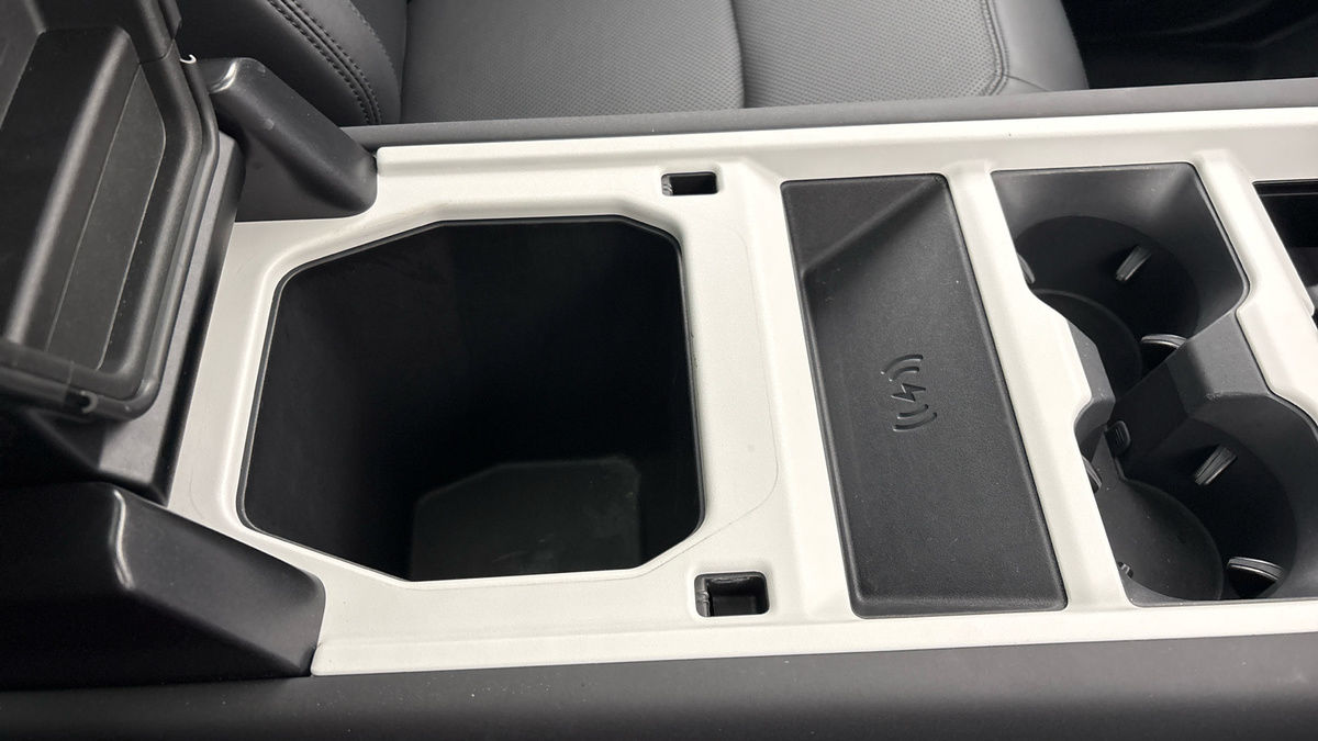 Land Rover Defender 110 Image 29