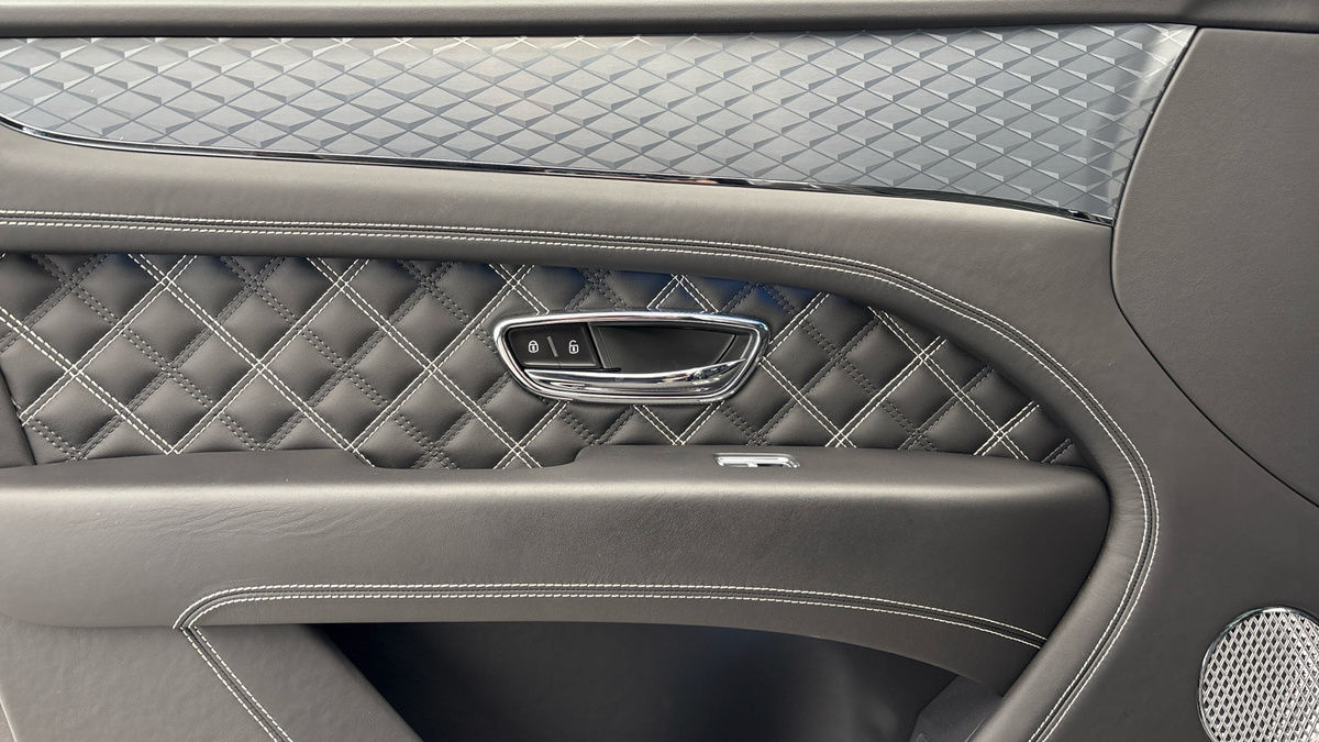 Bentley Bentayga Image 19