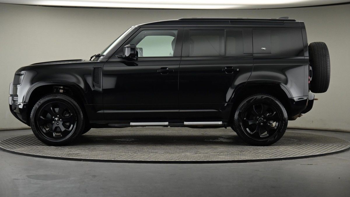 Land Rover Defender 110 Image 23