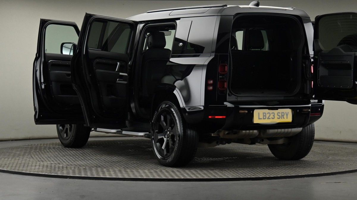 Land Rover Defender 110 Image 29
