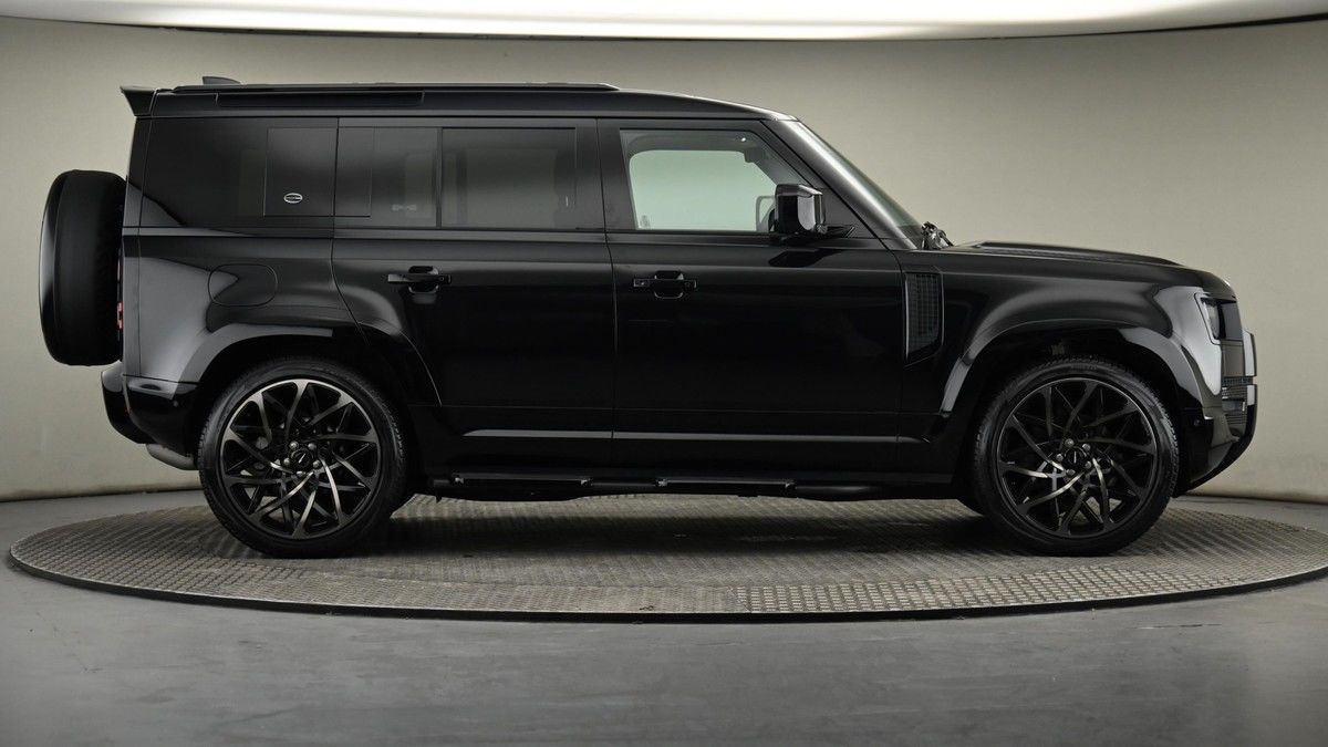 Land Rover Defender 110 Image 27