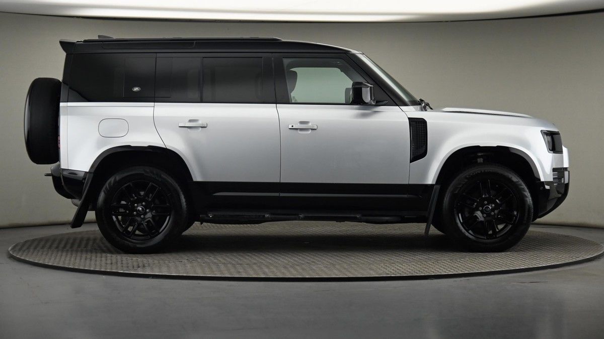 Land Rover Defender 110 Image 27