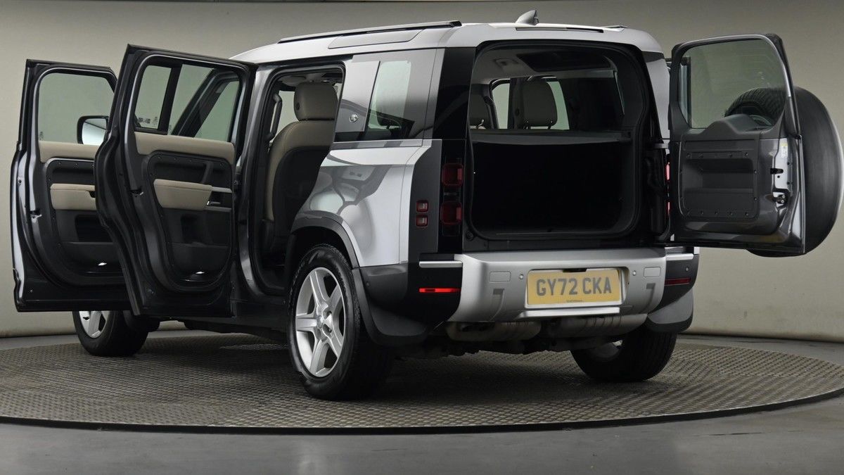 Land Rover Defender 110 Image 29