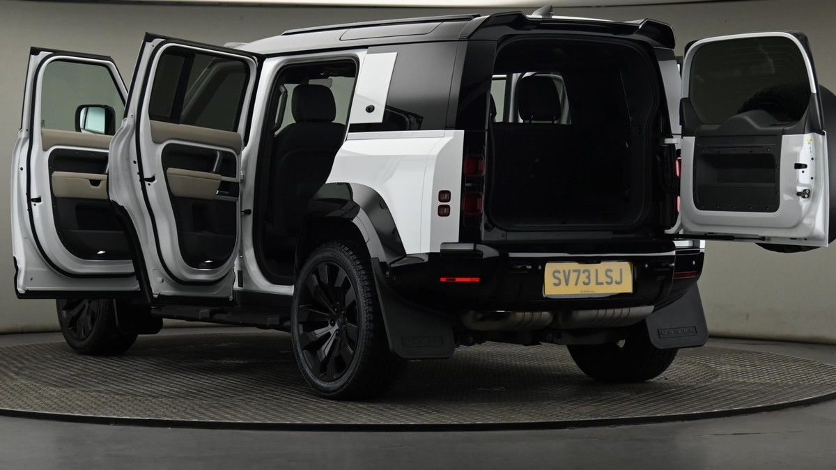 Land Rover Defender 110 Urban Image 29