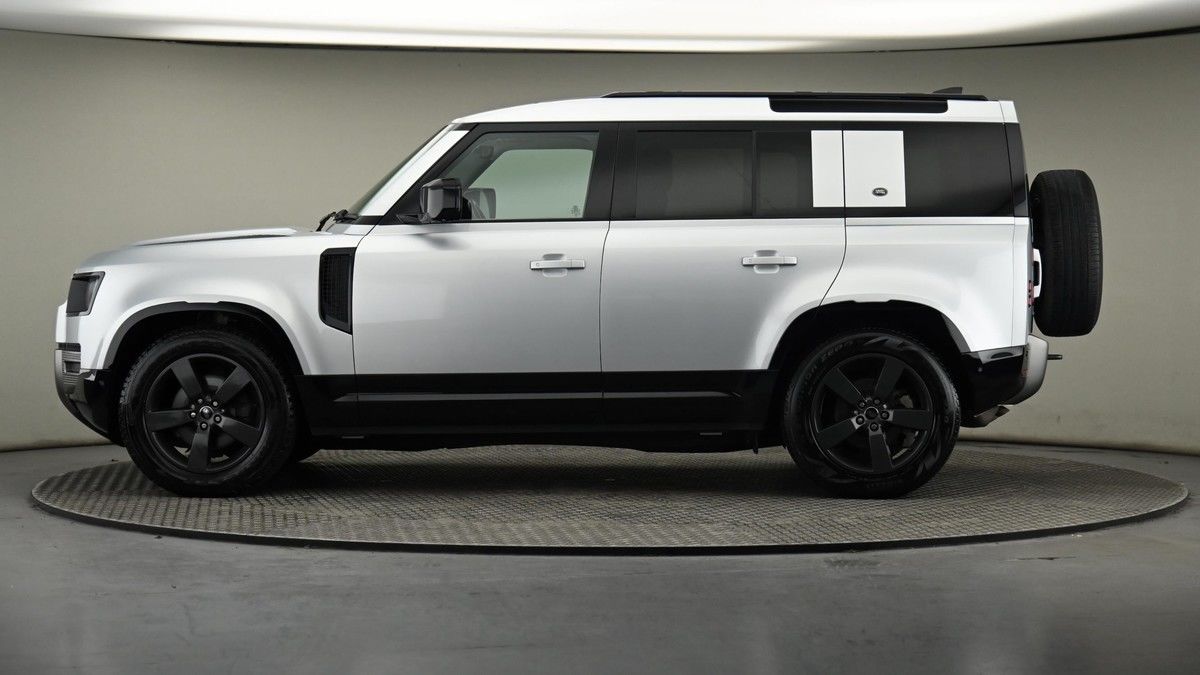 Land Rover Defender 110 Image 23
