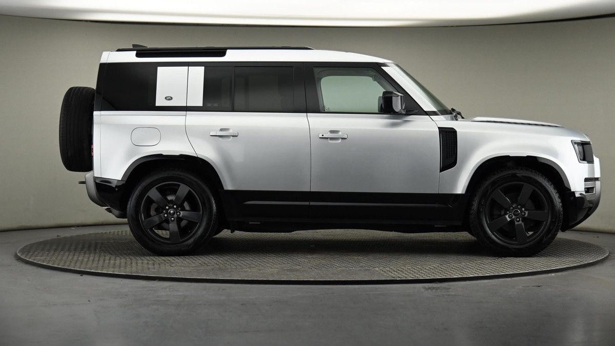 Land Rover Defender 110 Image 27