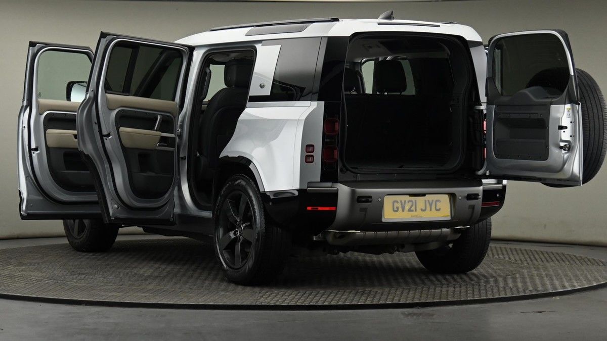 Land Rover Defender 110 Image 29