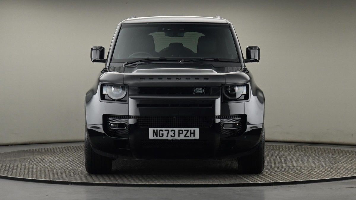 Land Rover Defender 110 Image 21
