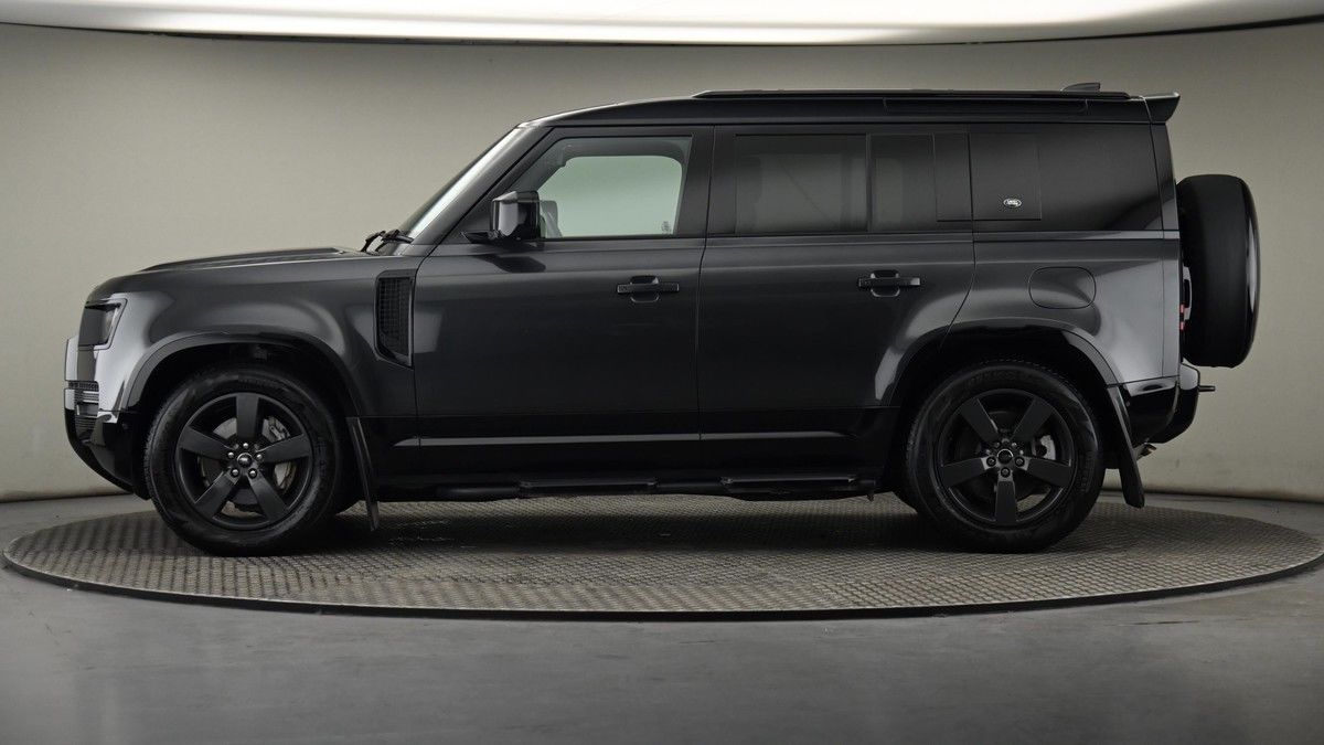 Land Rover Defender 110 Image 23