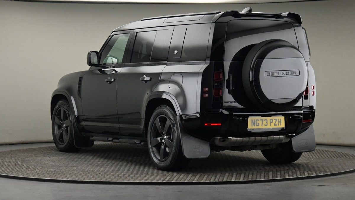 Land Rover Defender 110 Image 24
