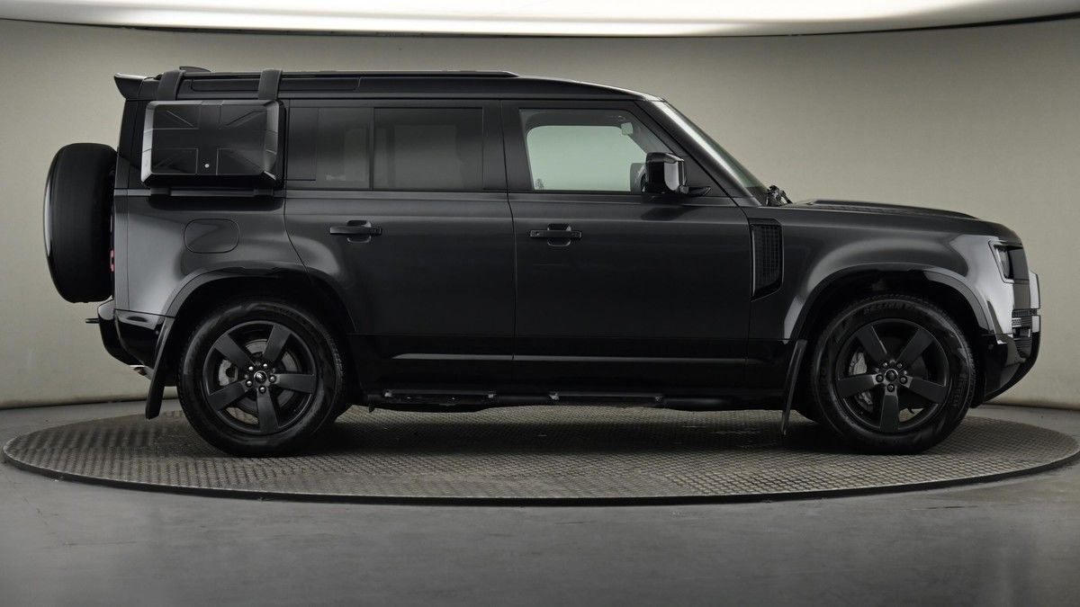 Land Rover Defender 110 Image 27