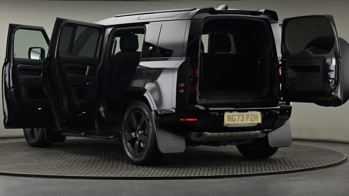 Land Rover Defender 110 Image 29