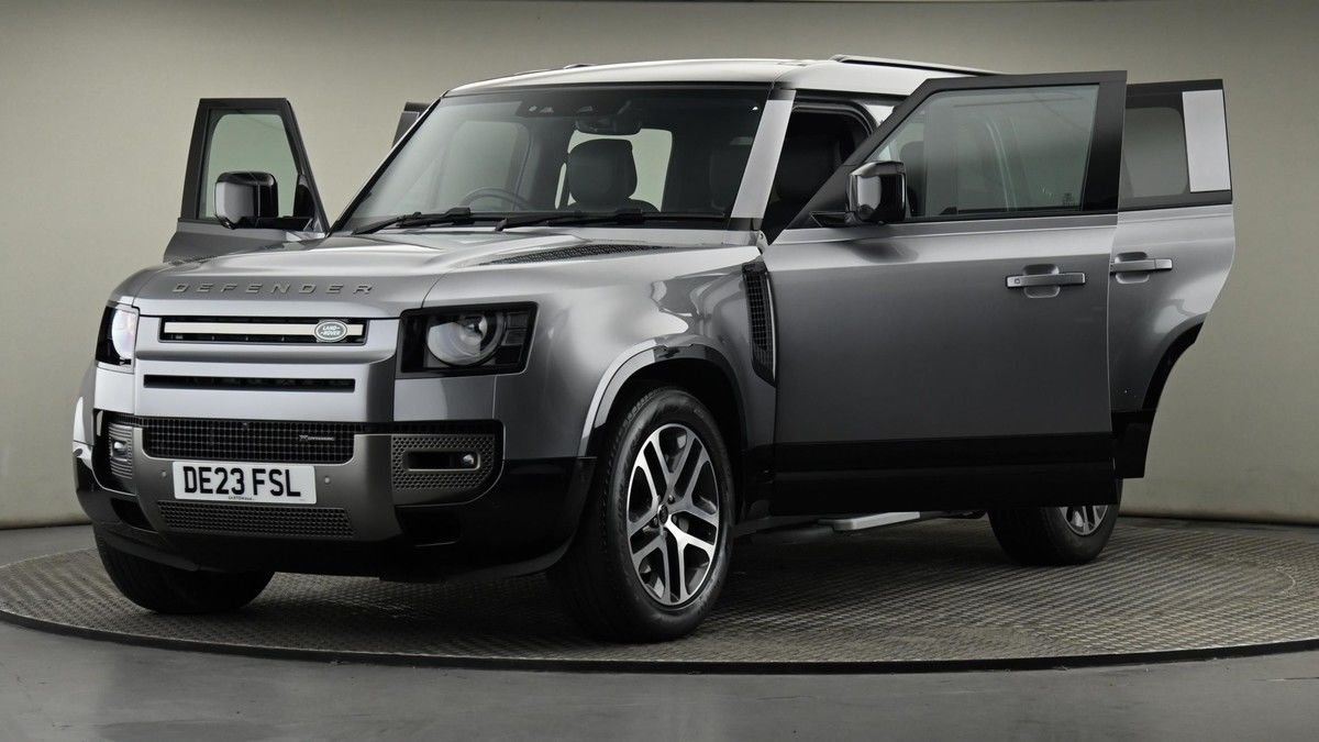 Land Rover Defender 130 Image 28