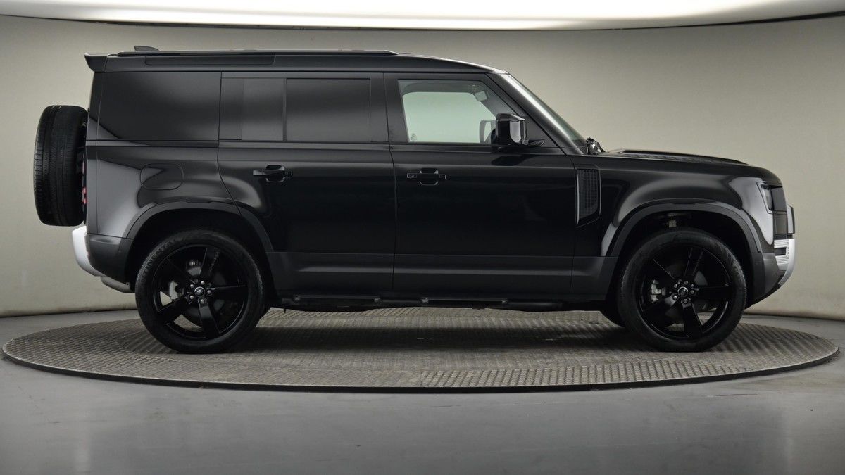 Land Rover Defender 110 Image 24