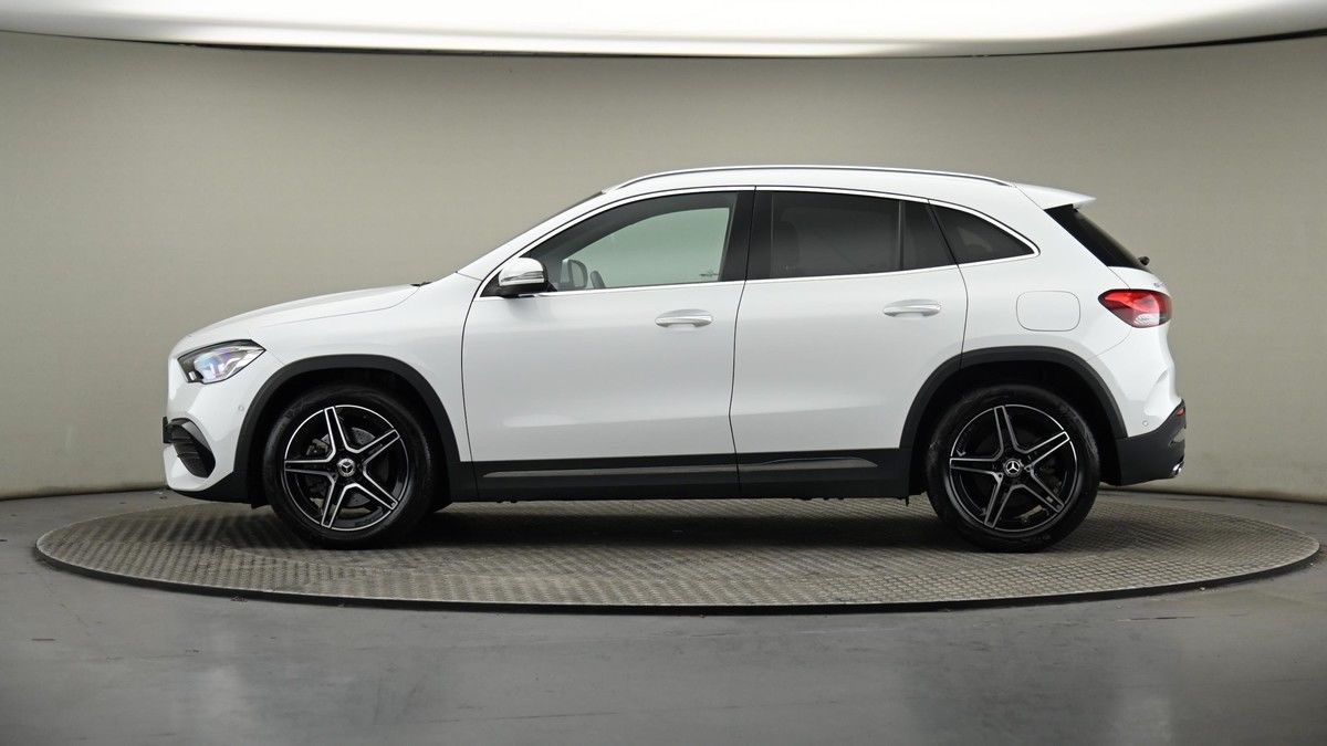 Mercedes-Benz GLA Image 23