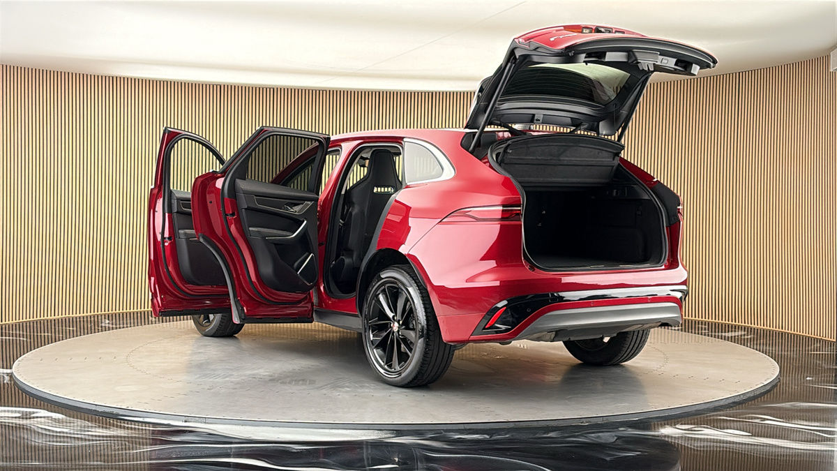 Jaguar F-PACE Image 23
