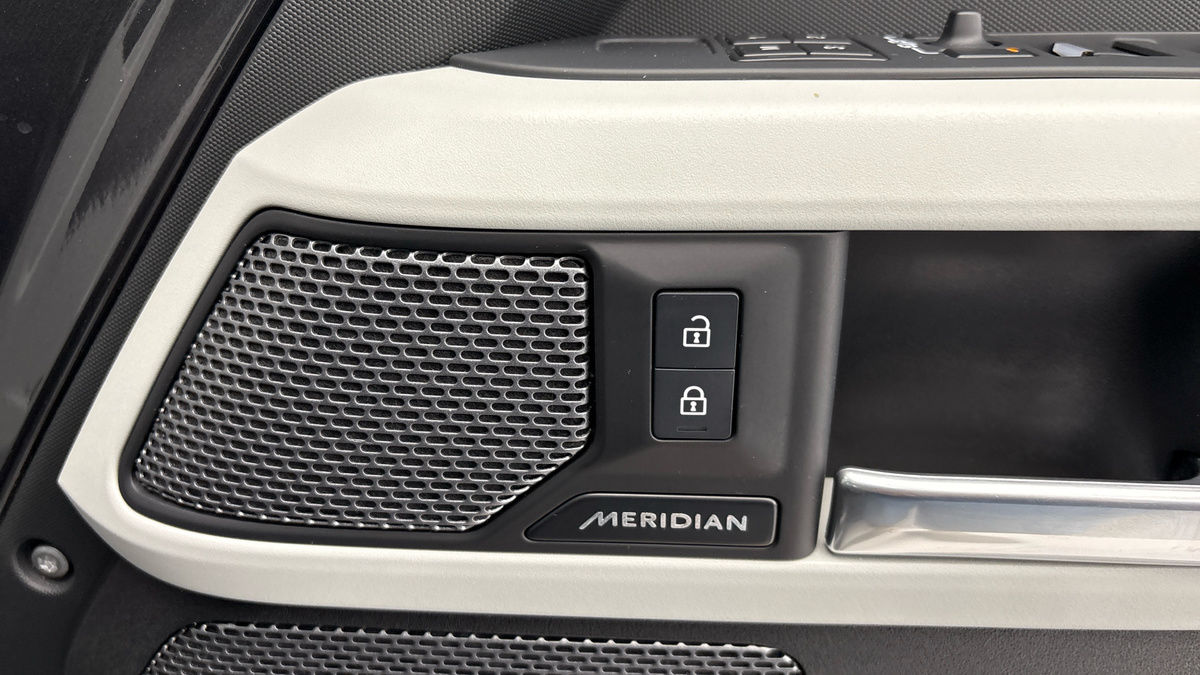 Land Rover Defender 110 Image 27