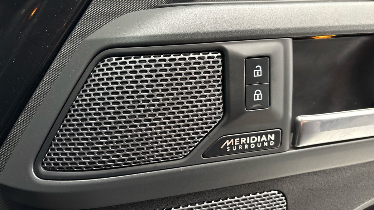 Land Rover Defender 110 Image 25