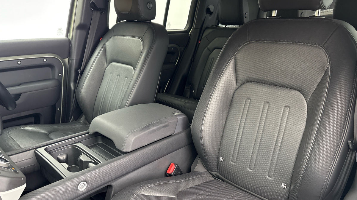 Land Rover Defender 110 Image 7
