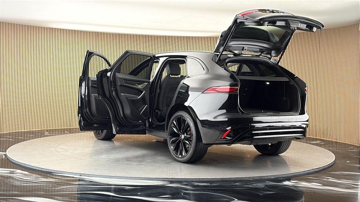 Jaguar F-PACE Image 23