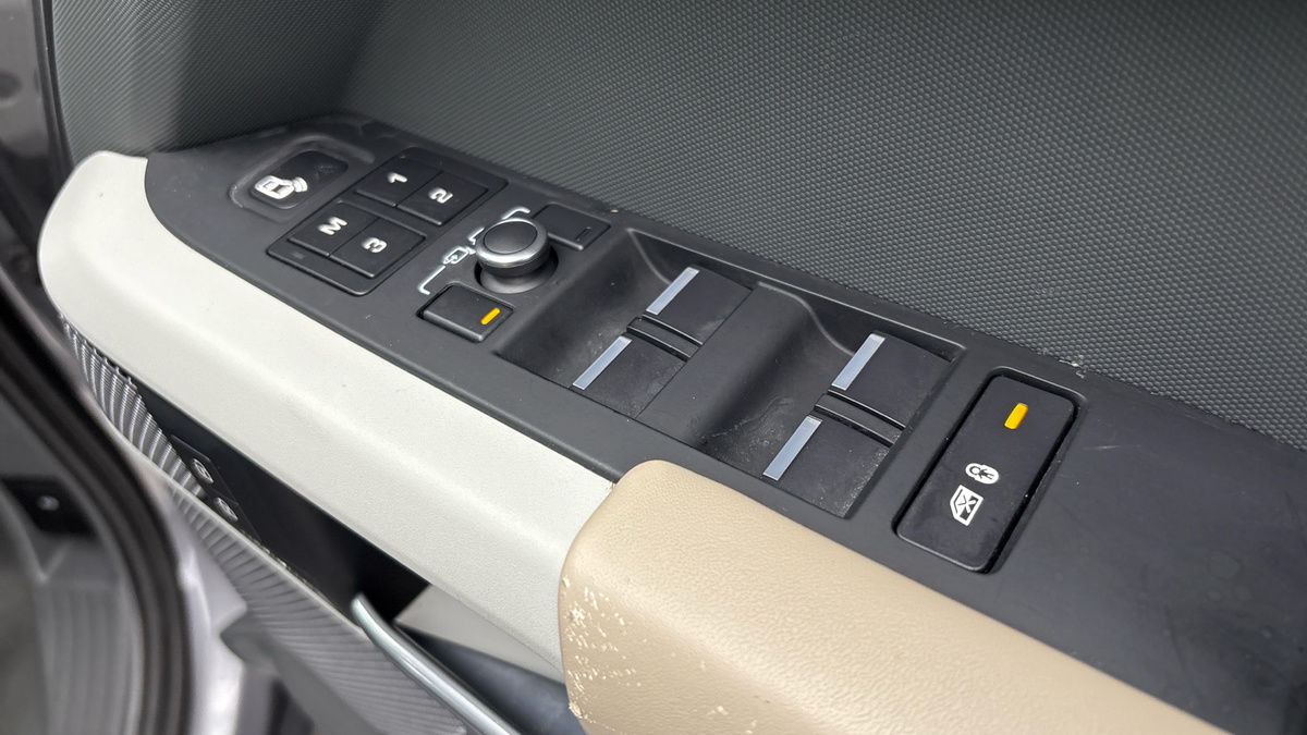 Land Rover Defender 110 Image 28