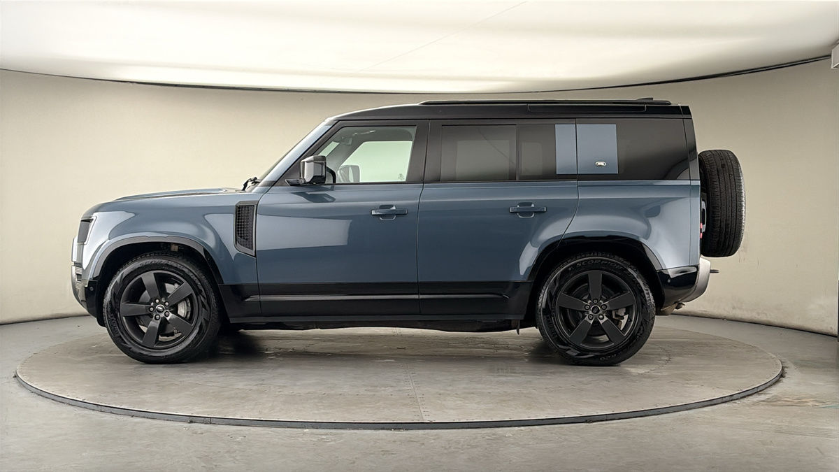 Land Rover Defender 110 Image 15