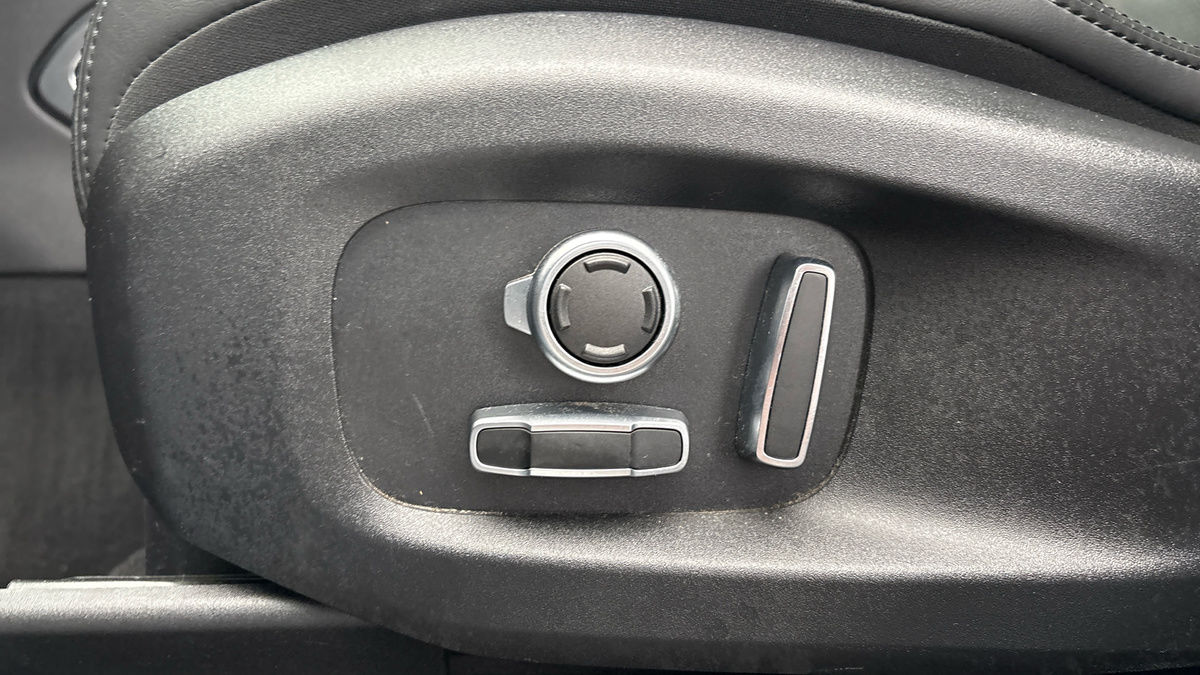 Jaguar F-PACE Image 39