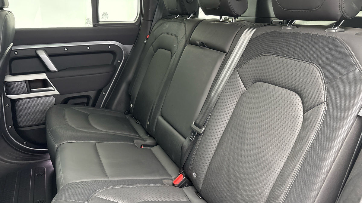 Land Rover Defender 110 Image 8