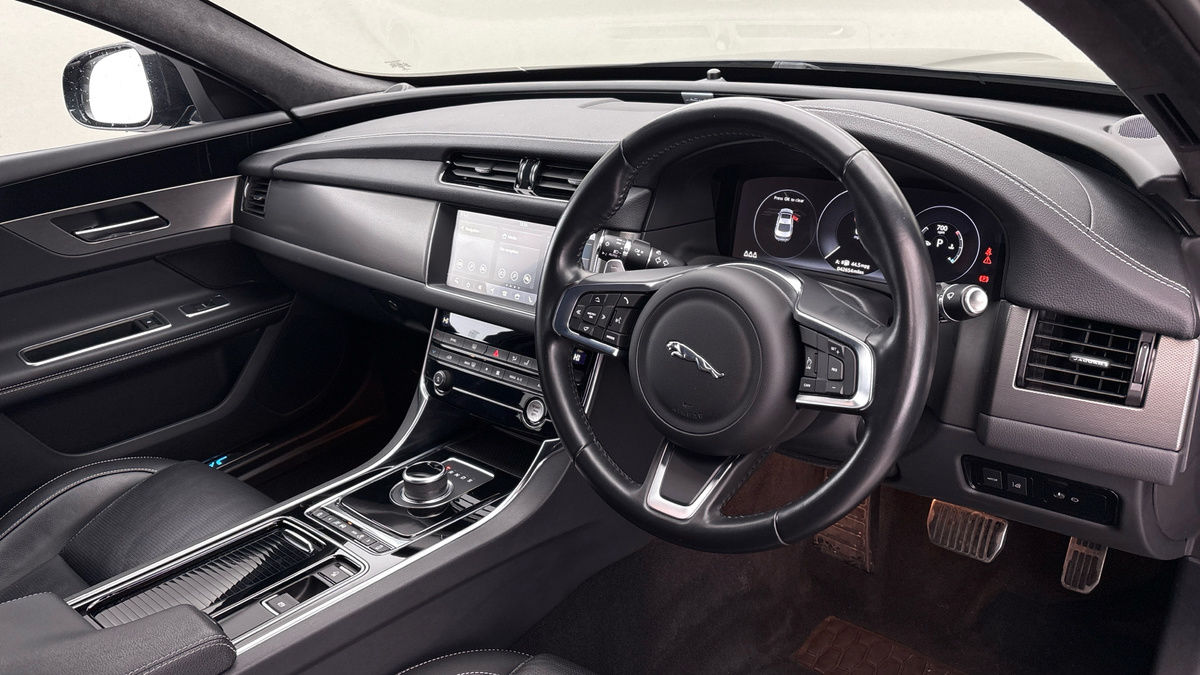 Jaguar XF Image 5
