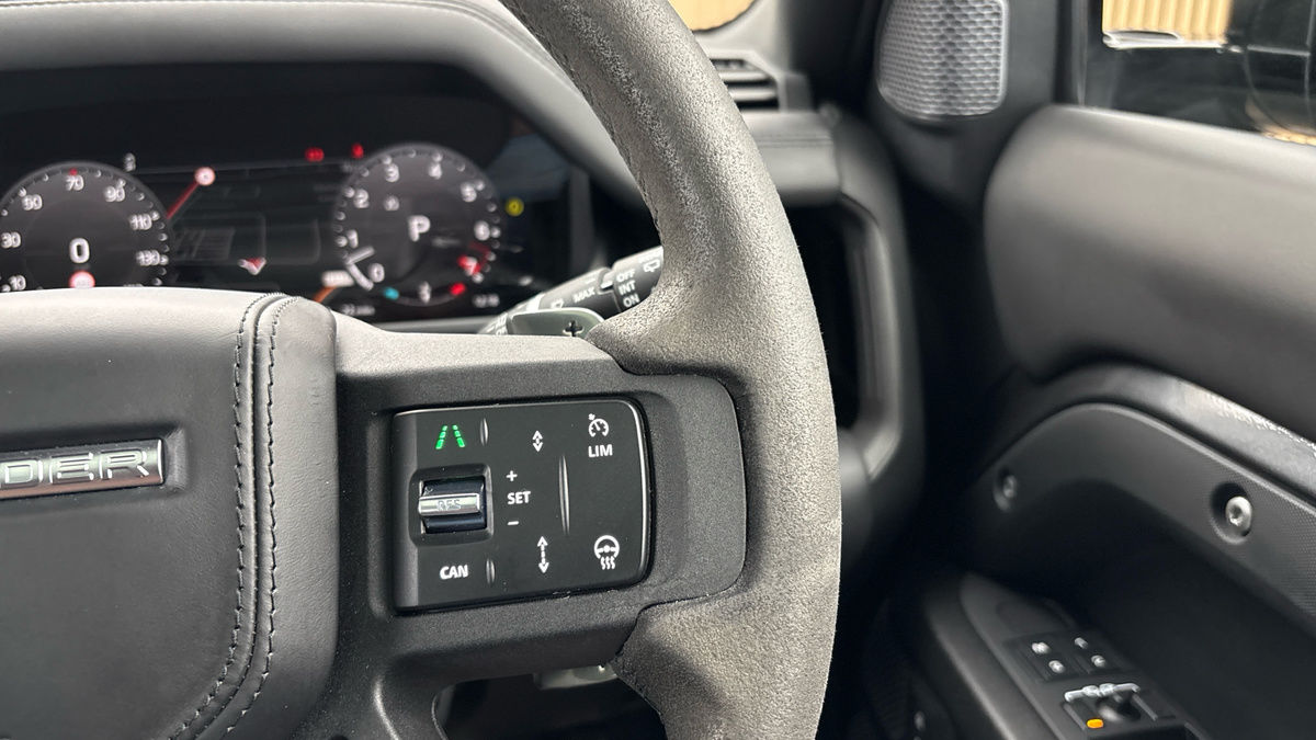 Land Rover Defender 110 Image 14