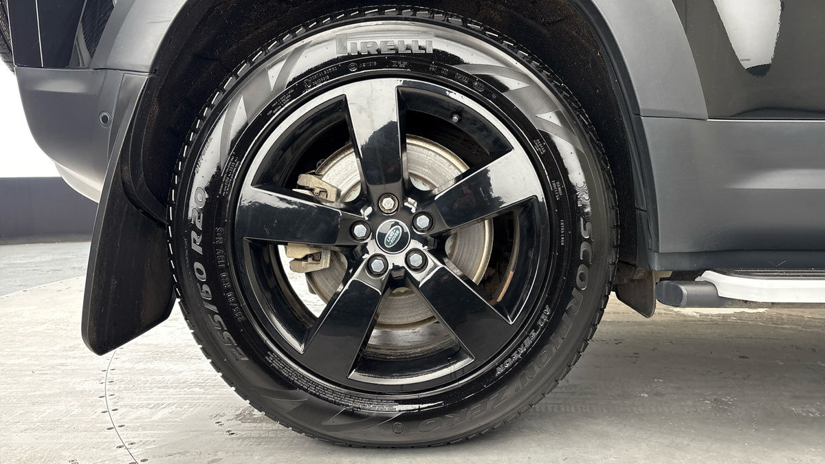 Land Rover Defender 110 Image 10