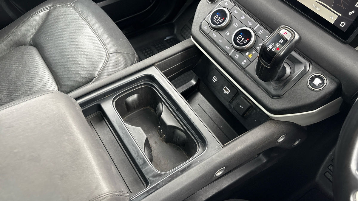 Land Rover Defender 110 Image 18