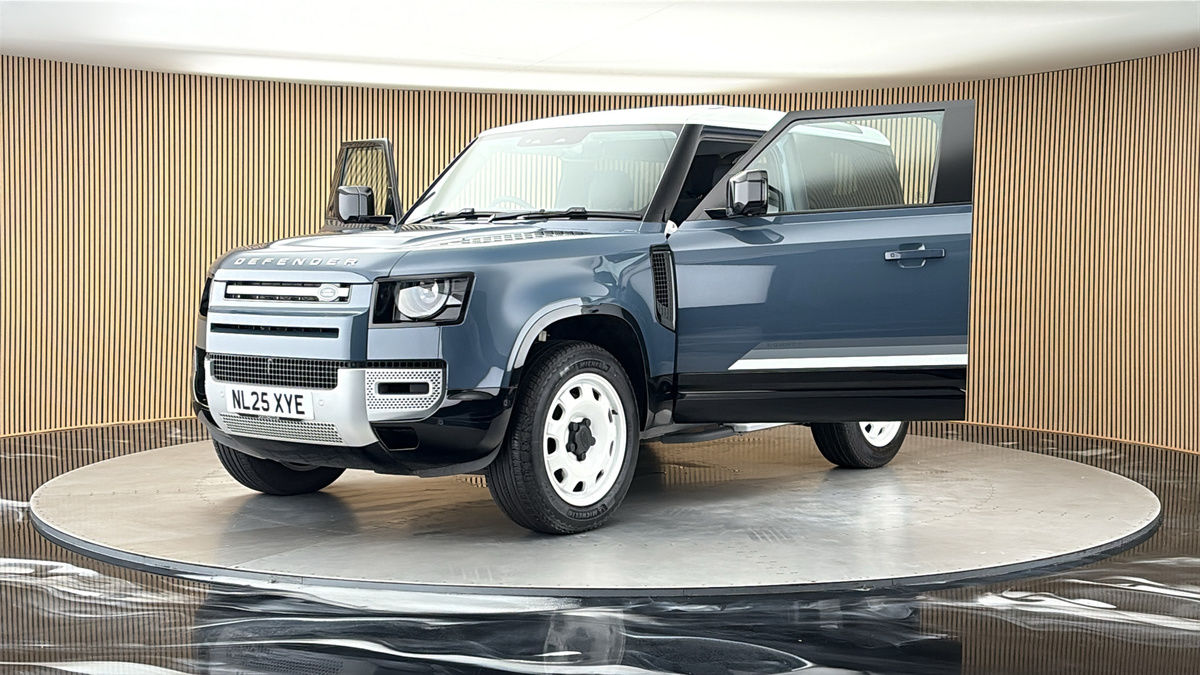 More views of Land Rover Defender 90