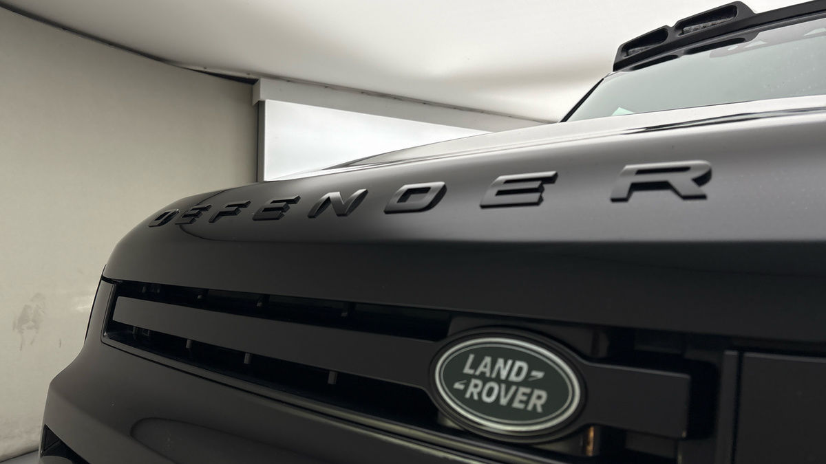 Land Rover Defender 110 Image 24