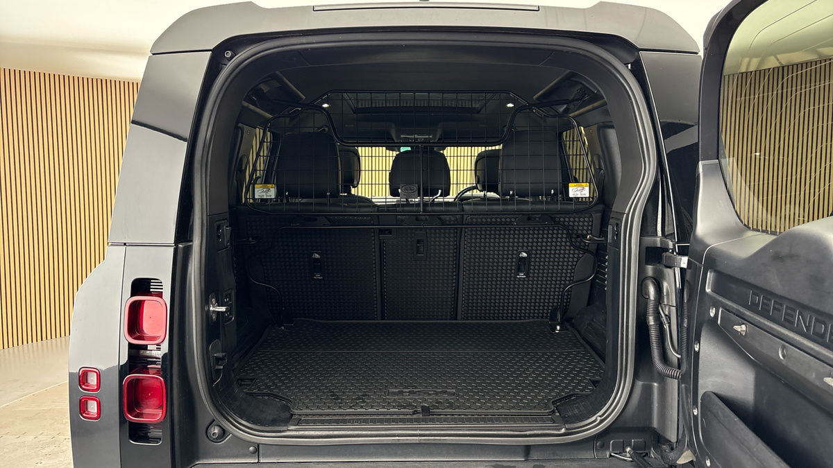 Land Rover Defender 110 Image 11