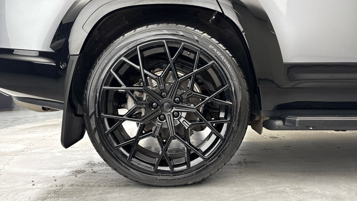 Land Rover Defender 130 Urban Image 10