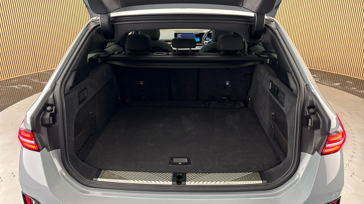 BMW 5 Series Image 11
