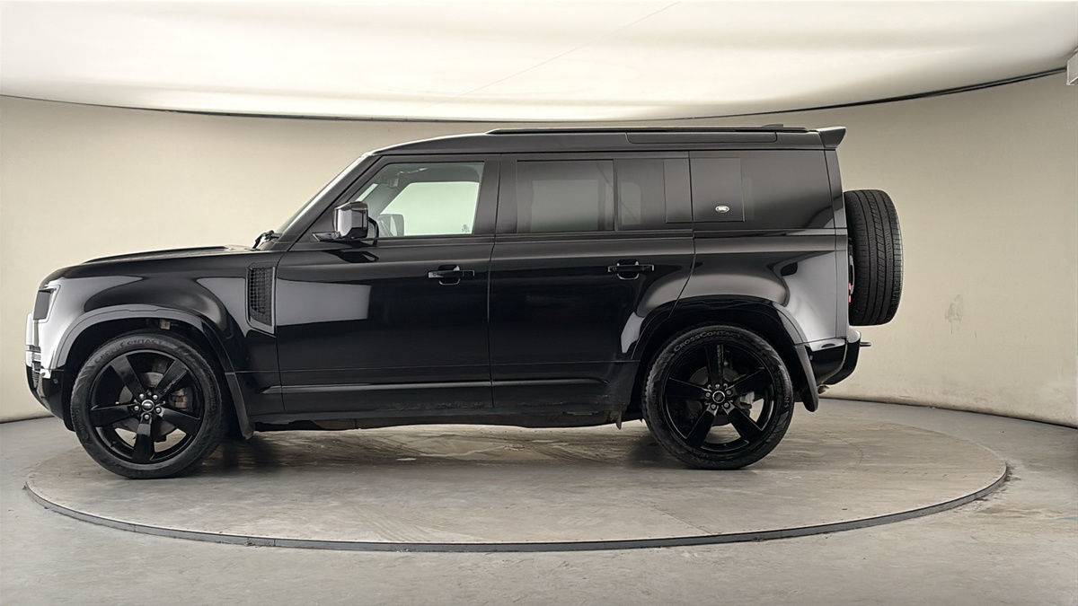 Land Rover Defender 110 Image 15