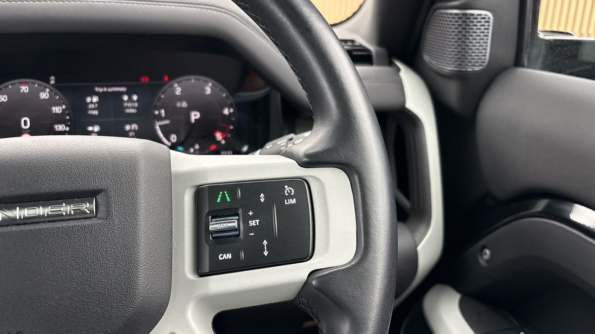 Land Rover Defender 110 Image 14