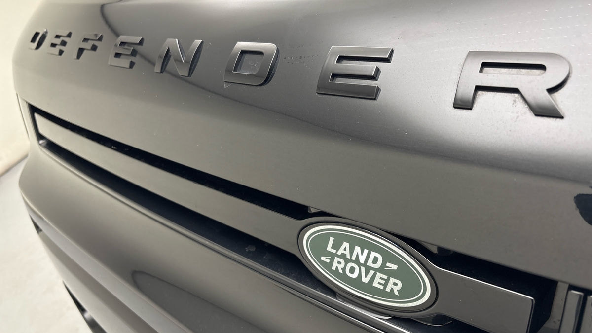 Land Rover Defender 110 Image 24