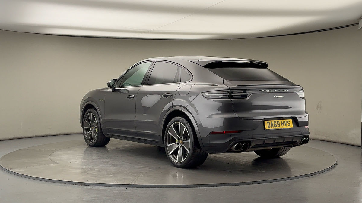 Porsche Cayenne Image 2