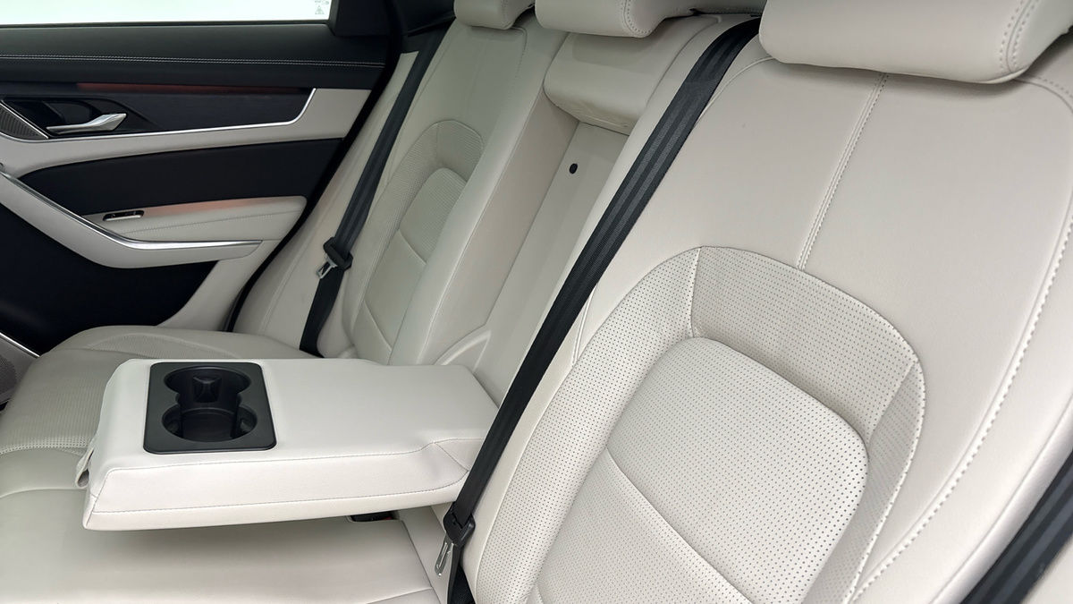 Jaguar F-PACE Image 9