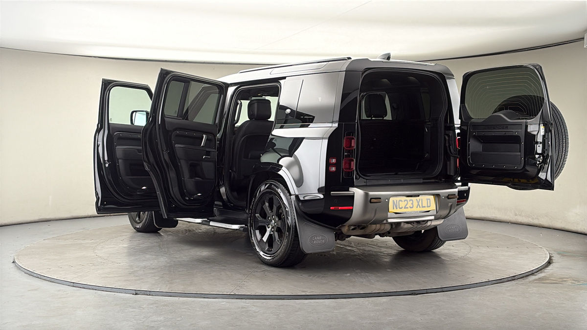 Land Rover Defender 110 Image 23