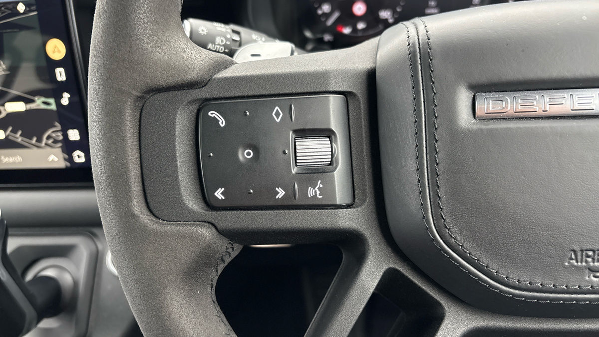 Land Rover Defender 110 Image 13