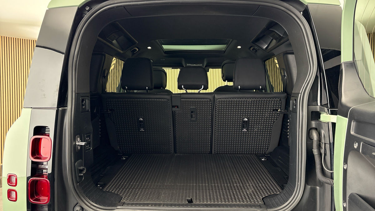 Land Rover Defender 110 Image 11