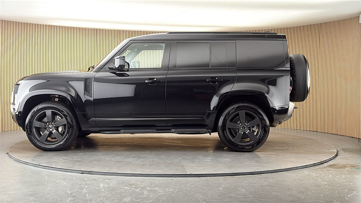 Land Rover Defender 110 Image 15